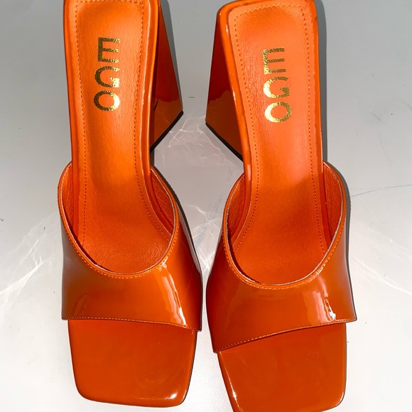 Shoes - EGO official 
Square peep toe sculptured flared block heel mule in orange patent